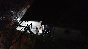 Evin çatısında iple kendini astı