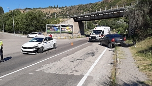 İki otomobil çarpıştı: 1 yaralı