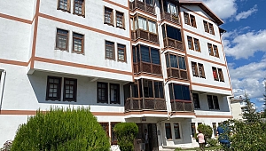 Hemşire evinde ölü bulundu