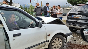 İki otomobil çarpıştı: 1 yaralı