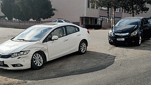 İki otomobil çarpıştı: 3 yaralı