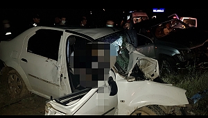 Kamyonet ile otomobil kafa kafaya çarpıştı: 2 ölü, 6 yaralı