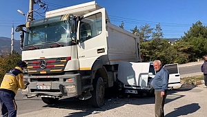 Kamyon ile otomobil çarpıştı: 2 yaralı