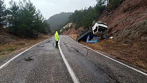 KARABÜK'TE KAMYONET TAKLA ATTI: 2 YARALI