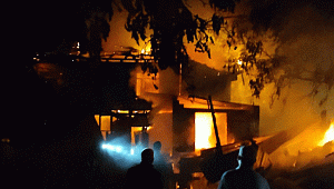 Köy muhtarının evi yandı