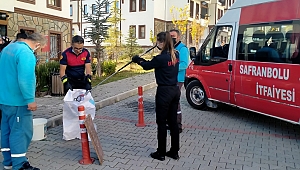 Safranbolu’da eve giren yılanı kadın itfaiye eri yakaladı