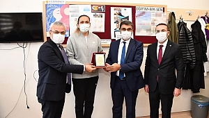 Vali Gürel, Şampiyon Sporcuyu Görev Yaptığı Okulda Ziyaret Ederek Tebrik Etti