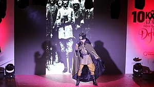 Atatürk'ün özel gün kıyafetlerinden defile yapıldı
