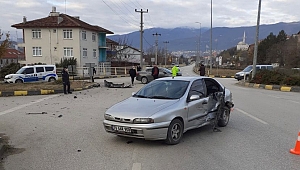 İki otomobilin çarpıştığı kazada 3 kişi yaralandı
