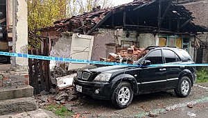 Karabük'te şiddetli fırtına! Çatılar uçtu, araçlar zarar gördü