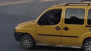 Küçük çocuk direksiyon başında