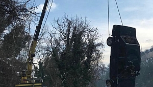 İki kişiye mezar olan otomobil uçurumdan çıkarıldı