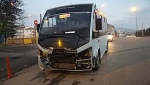 İki minibüs çarpıştı! 3 kişi yaralandı