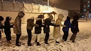 KARIN TADINI PENGUEN DANSI YAPARAK ÇIKARDI