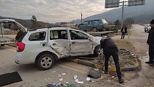 Kavşakta 2 araç çarpıştı: 3 yaralı