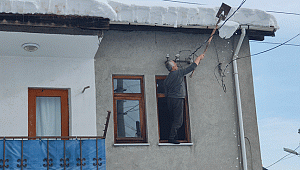 Canını hiçe sayarak çatı temizledi