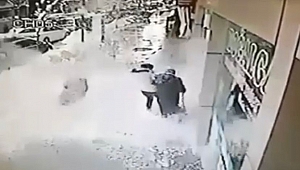 Kar kütlesi altında kaldılar. O anlar kamerada