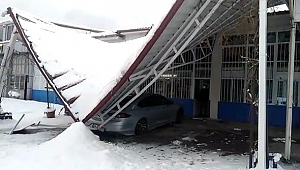 Karabük'te kar kütlesine dayanamayan çatının çökme anı kamerada