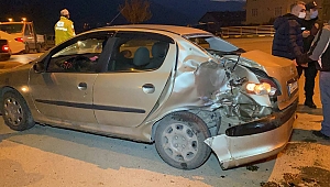 Kavşakta otomobil ile motosiklet çarpıştı: 3 yaralı