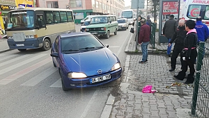 Otomobil karşıya geçmeye çalışan yayaya çarptı