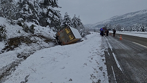PTT kargoya ait kamyon devrildi
