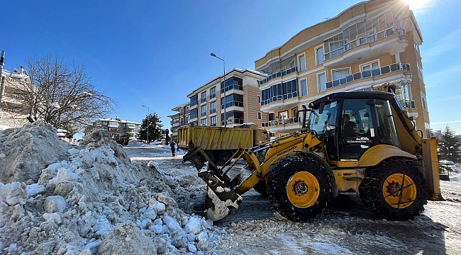 Safranbolu'da Kar Yığınları Toplanıyor