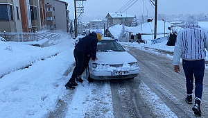 Yolda kalan araçlara vatandaş yardımcı oldu