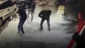 Yürürken kafasına kar kütlesi düştü