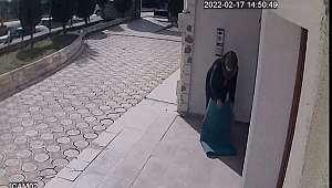Apartman önündeki paspas hırsızlığı güvenlik kamerasına yansıdı