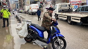 Motosiklet sürücüsü kamyonet altında kalmaktan kıl payı kurtuldu