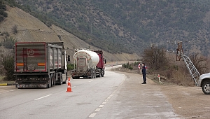 Otomobil elektrik direğine çarparak tarlaya uçtu: 4 yaralı