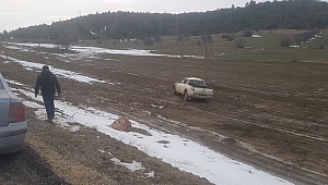 Eflani'de pikap takla attı:2 yaralı
