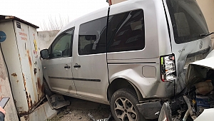Karabük’te otomobil park halindeki araca çarptı: 4 yaralı