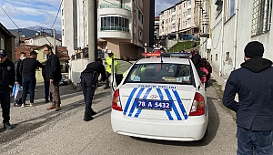 Kamyonetin altında kalan yaşlı kadın ağır yaralandı