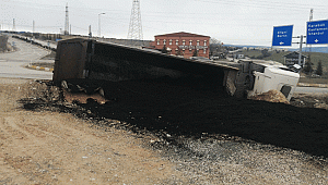SAFRANBOLU’DA TIR DEVRİLDİ:1 YARALI