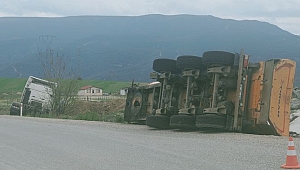 Cam tozu yüklü TIR devrildi