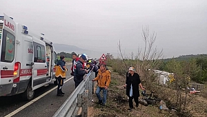 Hafif ticari araç bariyere çarptı: 2 yaralı