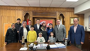 YILIN OKURU ÖDÜLÜ ŞEHİT ÖĞRETMEN AYBÜKE YALÇIN’IN ANNESİ ZEHRA YALÇIN’A