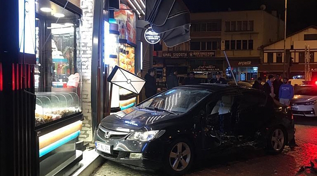 Ehliyetsiz ve alkollü sürücü, 2 araç ile iş yerine çarptı