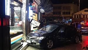 Ehliyetsiz ve alkollü sürücü, 2 araç ile iş yerine çarptı