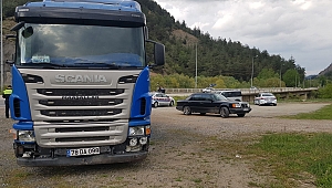 Odun Yüklü Kamyon Otomobille Çarpıştı: 2 Yaralı
