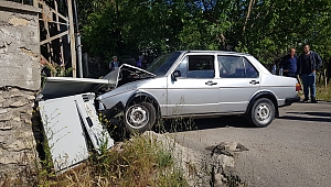 Otomobil elektrik panosuna çarptı: 1 yaralı