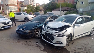 İki otomobil çarpıştı: 4 yaralı