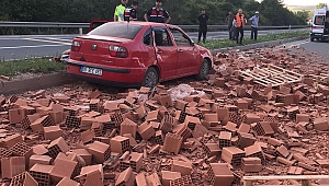 Seyir halindeki aracın üstüne düştü: 3 yaralı