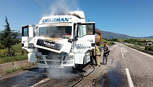 Seyir halindeki TIR, alev alev yandı