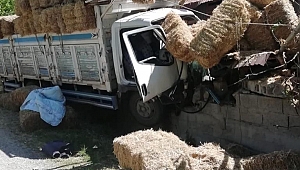 Yenice'de Kamyonet Duvara Çarptı: 2 Yaralı