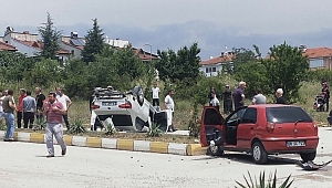 İKİ OTOMOBİL ÇARPIŞTI, BİRİ TAKLA ATTI…