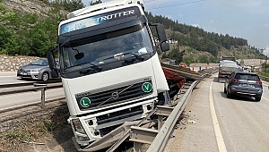 Kontrolden çıkan TIR bariyerlere çarptı, sürücü yaralandı