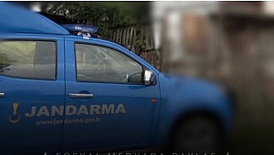 Merdiven boşluğuna iple kendini astı