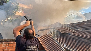 Komşuları Yangına Hortumla Müdahale Etti